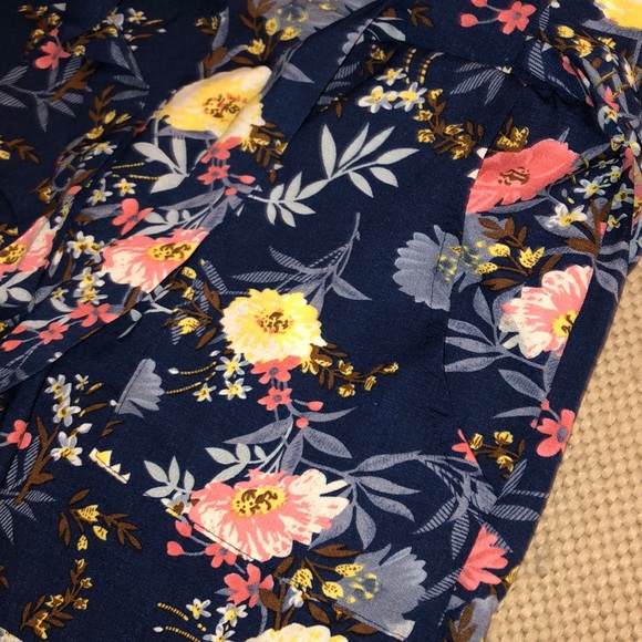 Maze EUC Floral Print Belted Shorts with Pockets - Picture 5 of 9